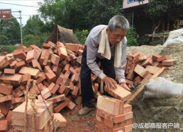 老人73岁烈日下搬砖一块砖挣5分钱救白血病孙儿