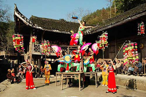 秀山花灯主要在什么期间表演?