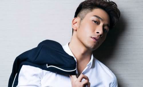 网站首页 娱乐圈知道 >正文 吴卓羲,香港影视男演员,长相帅气出道不久