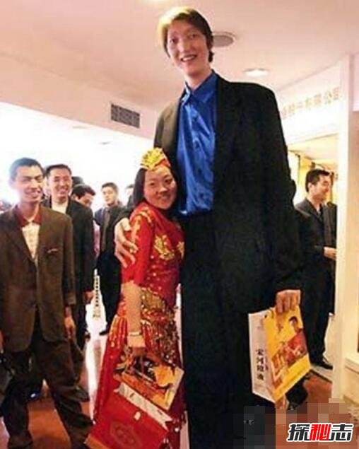 黄长求出生于1966年得中国湖南怀化,他一家都是"巨人",他的身高也和