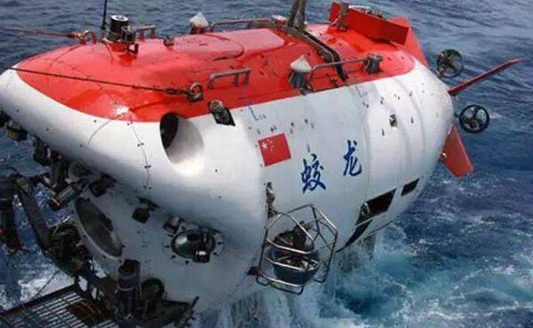 它也因此成为世界上第2个下潜到7000米的载人潜水器,所以蛟龙号下潜排