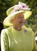 谁比英国女王在位时间还长？