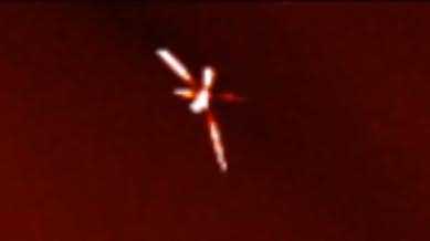 俄媒再曝“外星人”：四臂不明飞行物“吸取”太阳能量俄网友在视频网站上公布了一段航天器拍摄到“不明飞行物”的视频，这些图像中有一个“巨大的四臂不明飞行物”，它环绕太阳，并“吸取”太阳的能量。【详细】福建|时政|军情|趣闻猎奇
