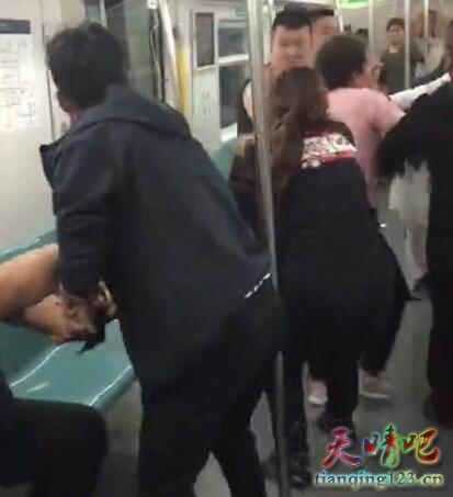 网曝北京地铁4号线上两拨乘客抢座互殴视频 打架乘客已经交由驻站民警处理