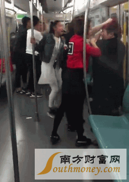 北京地铁4号线两拨人抢座互殴视频截图