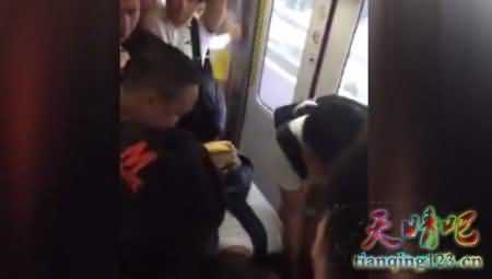 北京两拨乘客抢座互殴:要求让座未果 扔鞋扯发