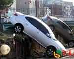 韩国遭台风袭击一辆汽车后备箱被掀开2辆车被掀翻到栅栏上