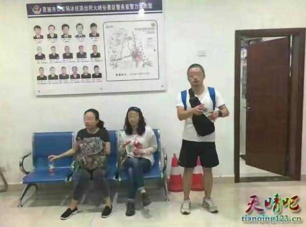 涉事游客及同行人员被带至公安机关。网曝打人女游客（左一）称自己是湖北省某高官的妹妹。