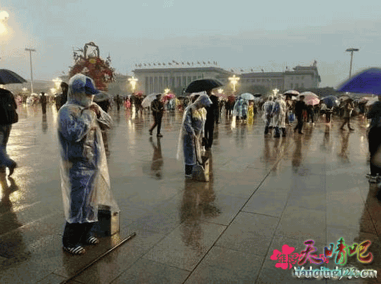 感人！天安门下雨 游客为环卫工打伞