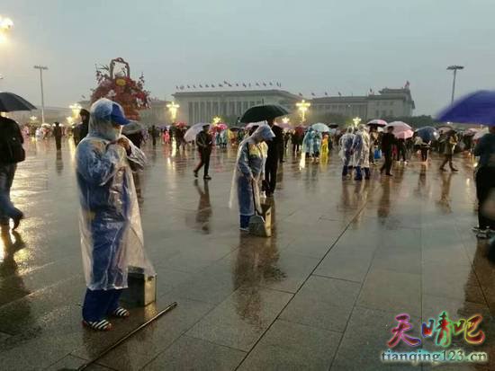 天安门广场游客自发为环卫工打伞