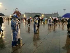 感人！天安门广场游客自发为环卫工打伞