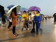 天安门广场下雨 游客自发