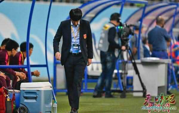 国足0:2不敌乌兹别克斯坦 主帅高洪波宣布辞职