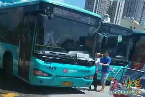 深圳两司机因抢道对骂 公交司机开车狠撞的士