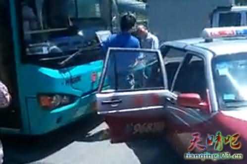 深圳两司机因抢道对骂 公交司机开车狠撞的士