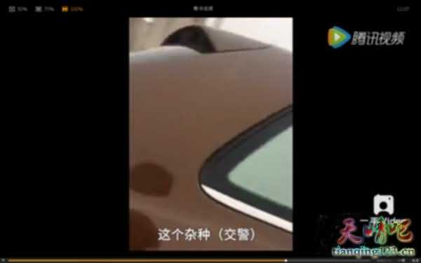 女司机被罚骂交警“杂种” 网友：穿法院工作服