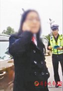 女司机因停车被罚骂交警“杂种”：偏要贴我的