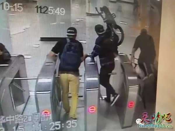 上海：3名外籍男子扛自行车地铁逃票 用英语骂人(图)