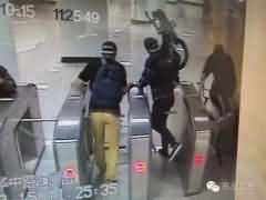 上海：3名外籍男子扛自行车地铁逃票 用英语骂人(图)