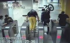 三外籍男子地铁逃票 辱骂工作人员