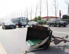 郑州八旬老人骑三轮车逆行 被奔驰婚车撞骨折
