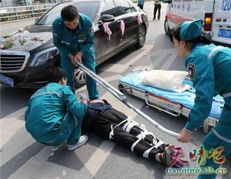 郑州八旬老人骑三轮车逆行 被百万奔驰婚车撞骨折