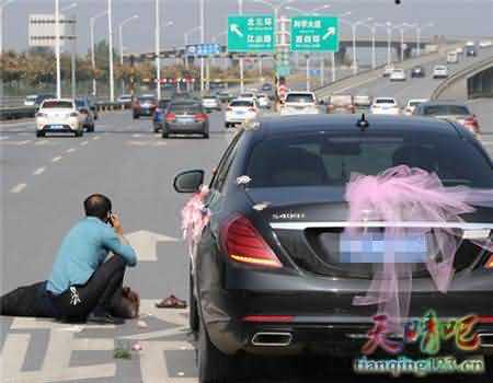 郑州八旬老人骑三轮车逆行 被百万奔驰婚车撞骨折