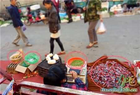 市民争捡过期食品 [热事件]