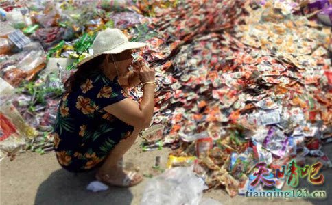 市民争捡过期食品 这种食品有危害吗