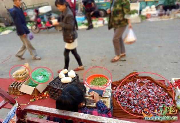 市民争捡过期食品 当场吃下超恶心