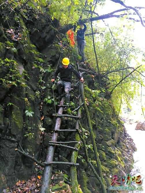 驴友不慎摔下悬崖 百余村民自愿救助