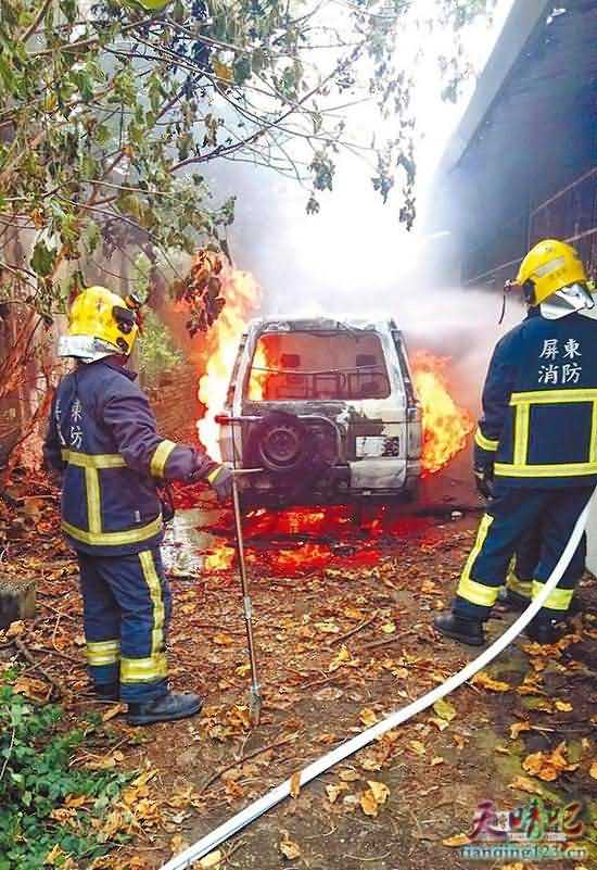 消防队将火势扑灭后，在车内副驾驶座发现一具焦尸
