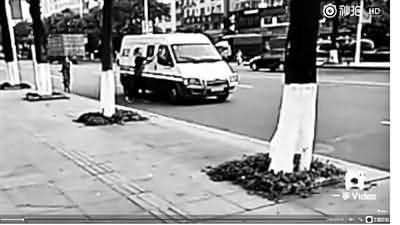 男子追砸运钞车被击毙 押运公司：使用橡胶子弹
