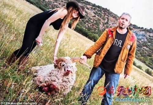 阿根廷土豪娇妻血腥狩猎 在动物尸体面前露灿烂笑容