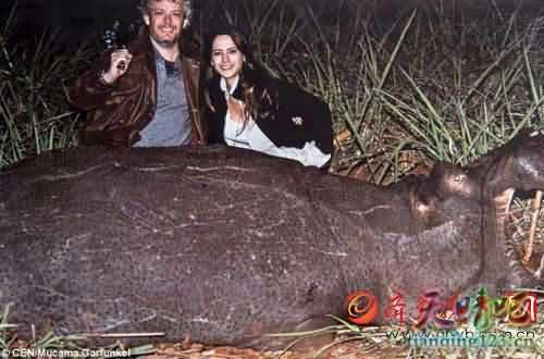 阿根廷土豪娇妻血腥狩猎 在动物尸体面前露灿烂笑容