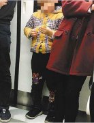 重庆如此小孩地铁抢夺乘客蛋卷，家长不制止谁之过