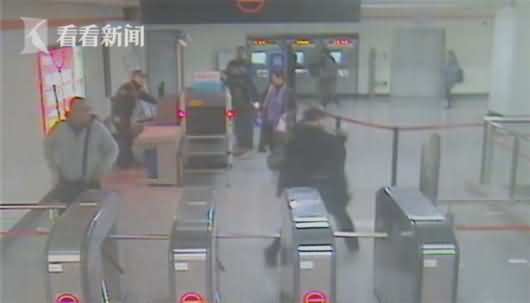 乘客林某强闯安检口1