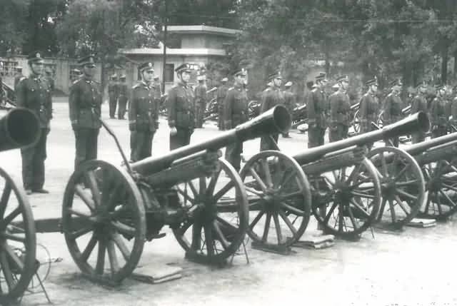  第一代礼炮兵利用缴获日本94式步兵炮进行操炮动作训练
