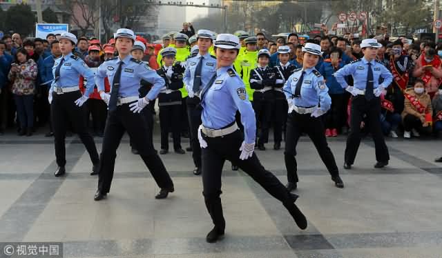 警员制服撞衫大陆公安遭调侃