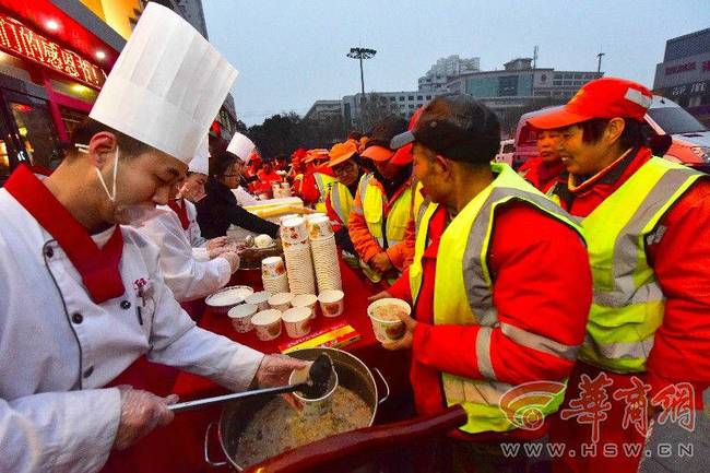 饭店连续11年请保洁员喝腊八粥 今年接待超3千人