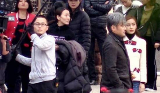 Baby闹市遭围观 与吴秀波飙戏身材曼妙成熟韵味