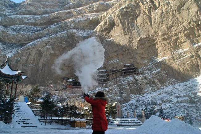 山西大同：悬空寺零下30度 洒水成冰现美景(组图)