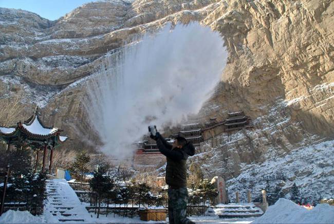 山西大同：悬空寺零下30度 洒水成冰现美景(组图)