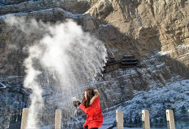 山西大同：悬空寺零下30度 洒水成冰现美景(组图)