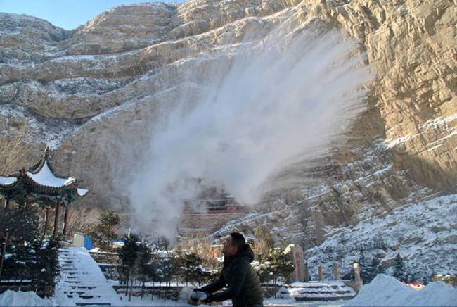 悬空寺零下30度洒水成冰现美景(组图)