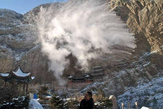 山西大同：悬空寺零下30度 洒水成冰现美景(组图)