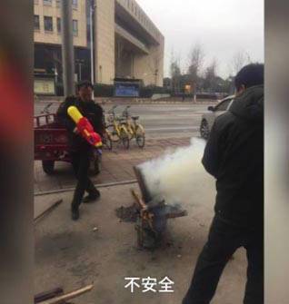 城管玩具水枪执法浇灭摊贩火炉 画风和谐市民点赞