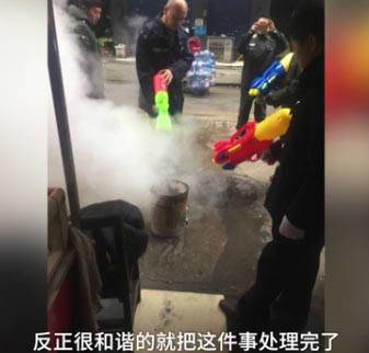 城管玩具水枪执法浇灭摊贩火炉 画风和谐市民点赞