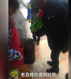 城管玩具水枪执法浇灭摊贩火炉 画风和谐市民点赞