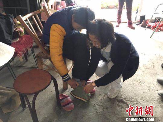 浙江14岁残疾少年与奶奶相依为命